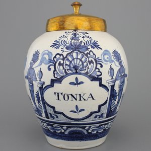 Blauw en witte Delftse tabakspot met Amerikaanse inboorlingen, "TONKA", 18e eeuw — foto 1