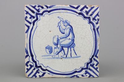 Blauw en witte Delftse tegel met smid, 17e eeuw