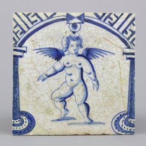 Blauw en witte Delftse tegel met staande putto, 17e eeuw — foto 1