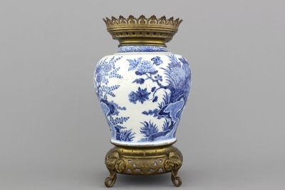 Blauw en witte Delftse vaas met kopermontuur, laat 17e eeuw