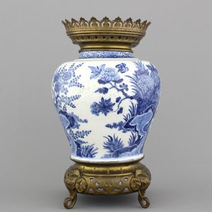 Blauw en witte Delftse vaas met kopermontuur, laat 17e eeuw — foto 1