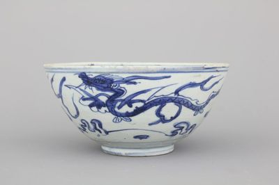 Blauw en witte drakenkom in Chinees porselein, Ming-dynastie