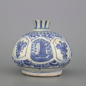 Blauw en witte Iraanse vaas in Chinese Ming stijl, Safavid, 17e eeuw — foto 1