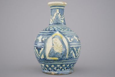 Blauw en witte Italiaanse majolica kruik in flesvorm, 17e eeuw