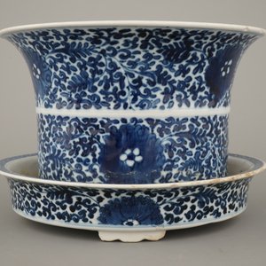 Blauw en witte jardinière met steun in Chinees porselein, Qing-dynastie — foto 2