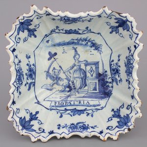 Blauw en witte patriottische vierkante Delftse schaal, 18e eeuw — foto 1