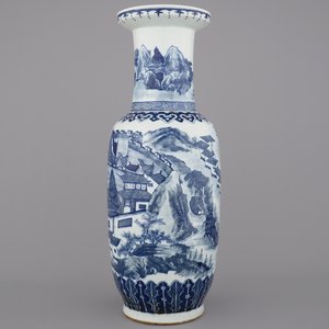 Blauw en witte rouleauvaas in Chinees porselein, met landschapsbeschildering, 19e eeuw — foto 1