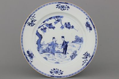 Blauw en witte schotel in Chinees porselein met dames in tuin, Qianlong, 18e eeuw