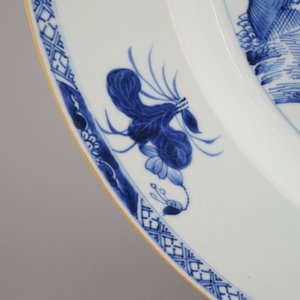 Blauw en witte schotel in Chinees porselein met dames in tuin, Qianlong, 18e eeuw — foto 4
