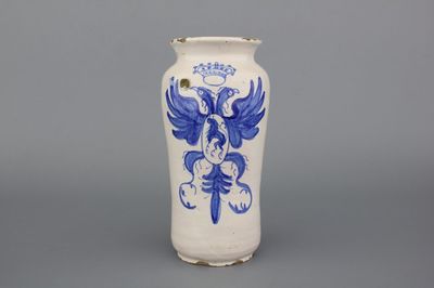 Blauw en witte Spaanse albarello met wapenschild, 18e eeuw