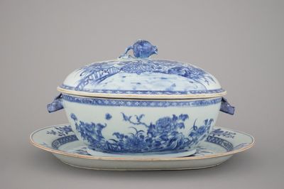 Blauw en witte terrine met deksel en onderbord in Chinees porselein, Qianlong, 18e eeuw