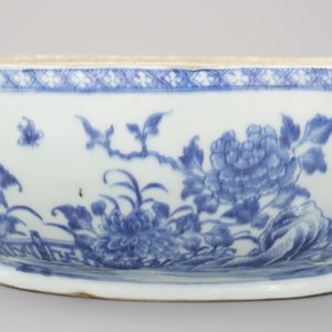 Blauw en witte terrine met deksel en onderbord in Chinees porselein, Qianlong, 18e eeuw — foto 11