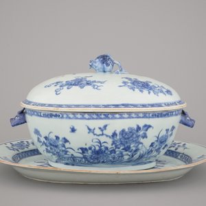 Blauw en witte terrine met deksel en onderbord in Chinees porselein, Qianlong, 18e eeuw — foto 3