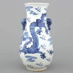 Blauw en witte vaas in Chinees porselein met draken en oren in de vorm van een olifant, Guangxu, 19e eeuw — foto 1