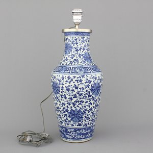 Blauw en witte vaas in Chinees porselein met lotusslingers, gemonteerd als lamp, 19e eeuw — foto 1