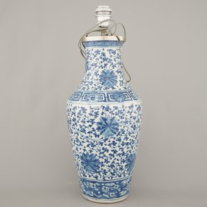 Blauw en witte vaas in Chinees porselein met lotusslingers, gemonteerd als lamp, 19e eeuw — foto 5
