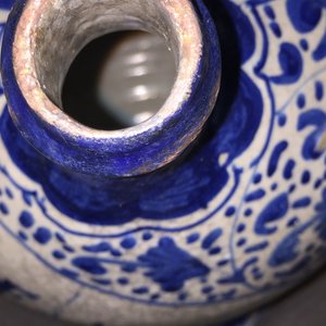 Blauw, geel en witte siroopkan in vroeg Antwerpse majolica met sgraffiato decor, 1540-1580 — foto 8