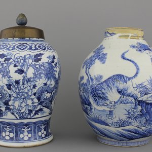 Blauwe en witte drakenvaas in Chinees porselein en Japanse vaas met tijger, 19e eeuw — foto 1