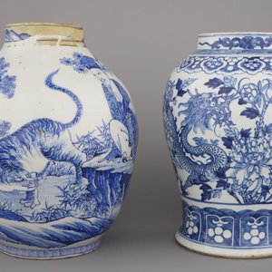 Blauwe en witte drakenvaas in Chinees porselein en Japanse vaas met tijger, 19e eeuw — foto 7