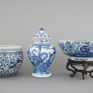 Blue and white Chinese porcelain: A large Qianlong punchbowl, a fish bowl and a vase with cover, 19th C. — foto 1