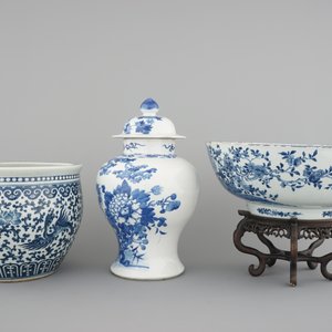 Blue and white Chinese porcelain: A large Qianlong punchbowl, a fish bowl and a vase with cover, 19th C. — foto 2