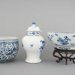 Blue and white Chinese porcelain: A large Qianlong punchbowl, a fish bowl and a vase with cover, 19th C. — foto 3