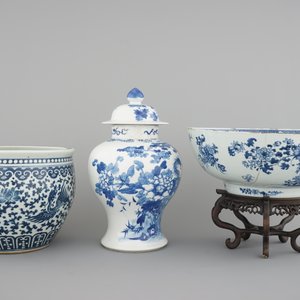 Blue and white Chinese porcelain: A large Qianlong punchbowl, a fish bowl and a vase with cover, 19th C. — foto 4
