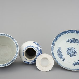 Blue and white Chinese porcelain: A large Qianlong punchbowl, a fish bowl and a vase with cover, 19th C. — foto 5