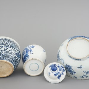 Blue and white Chinese porcelain: A large Qianlong punchbowl, a fish bowl and a vase with cover, 19th C. — foto 6