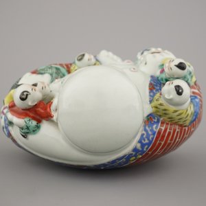 Boeddha met jongens in Chinees polychroom porselein, 19e-20e eeuw — foto 4