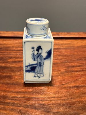 Boîte à thé couverte de forme rectangulaire en porcelaine de Chine en bleu et blanc à décor des 'Longues Dames', Kangxi — photo 4