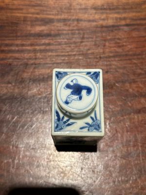 Boîte à thé couverte de forme rectangulaire en porcelaine de Chine en bleu et blanc à décor des 'Longues Dames', Kangxi — photo 5