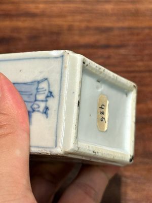 Boîte à thé couverte de forme rectangulaire en porcelaine de Chine en bleu et blanc à décor des 'Longues Dames', Kangxi — photo 8