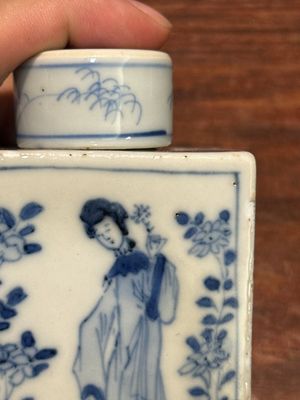 Boîte à thé couverte de forme rectangulaire en porcelaine de Chine en bleu et blanc à décor des 'Longues Dames', Kangxi — photo 10