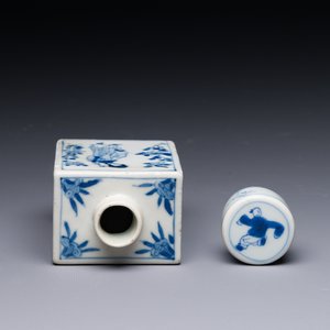 Boîte à thé couverte de forme rectangulaire en porcelaine de Chine en bleu et blanc à décor des 'Longues Dames', Kangxi — photo 5