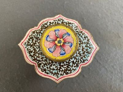 Boîte à thé couverte en émaux de Canton, Chine, Yongzheng/Qianlong — photo 1