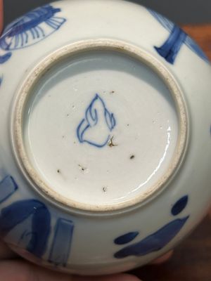 Boîte à thé couverte en porcelaine de Chine en bleu et blanc à décor des 'Longues Dames', marque de coquille conique, Kangxi — photo 13