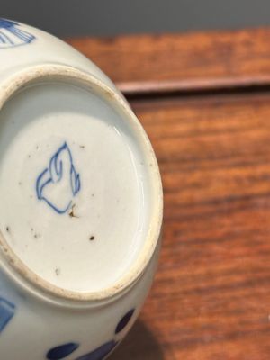 Boîte à thé couverte en porcelaine de Chine en bleu et blanc à décor des 'Longues Dames', marque de coquille conique, Kangxi — photo 16