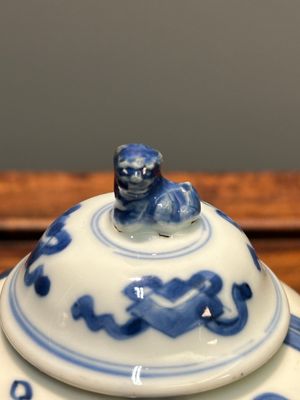 Boîte à thé couverte en porcelaine de Chine en bleu et blanc à décor des 'Longues Dames', marque de coquille conique, Kangxi — photo 5