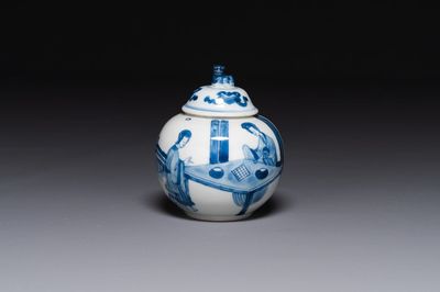 Boîte à thé couverte en porcelaine de Chine en bleu et blanc à décor des 'Longues Dames', marque de coquille conique, Kangxi