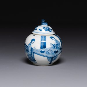 Boîte à thé couverte en porcelaine de Chine en bleu et blanc à décor des 'Longues Dames', marque de coquille conique, Kangxi — photo 1