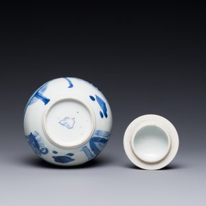 Boîte à thé couverte en porcelaine de Chine en bleu et blanc à décor des 'Longues Dames', marque de coquille conique, Kangxi — photo 4
