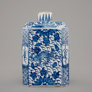 Boite à thé en faïence de Delft au décor d'une chinoiserie aux dragons, 18ème — photo 1