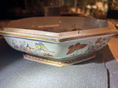 Boîte couverte de forme octogonale en porcelaine de Chine famille rose, rouge de fer et doré, Yongzheng — photo 5