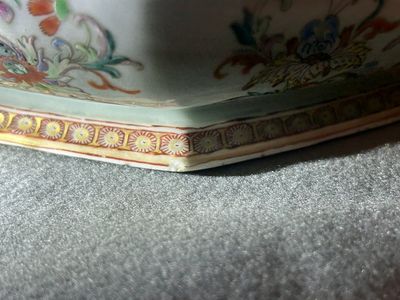 Boîte couverte de forme octogonale en porcelaine de Chine famille rose, rouge de fer et doré, Yongzheng — photo 6