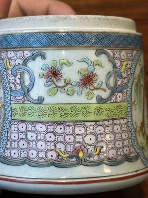 Boîte couverte de forme ronde en porcelaine de Chine famille rose à décor figuratif, 19ème — photo 11