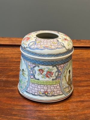 Boîte couverte de forme ronde en porcelaine de Chine famille rose à décor figuratif, 19ème — photo 2