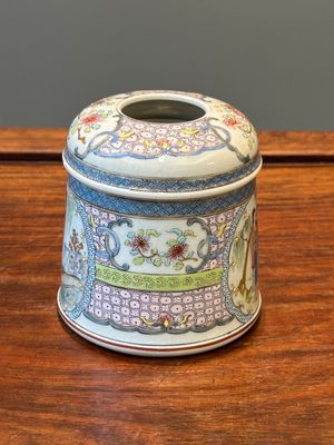 Boîte couverte de forme ronde en porcelaine de Chine famille rose à décor figuratif, 19ème — photo 4