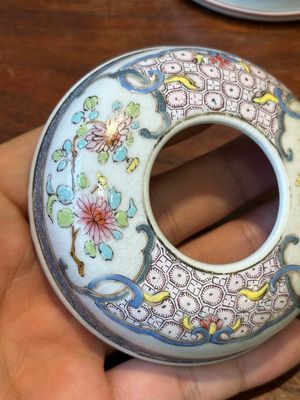 Boîte couverte de forme ronde en porcelaine de Chine famille rose à décor figuratif, 19ème — photo 6