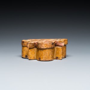 Boîte couverte en bois cintré polychromé, probablement Sienne, Italie, 14/15ème — photo 4